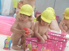 幼稚園　裸　水 子供 幼児 裸 水遊びの写真素材 - PIXTA